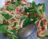 Foto langkah ke 6 dari resep Tumis Jamur Tiram dan Sawi.