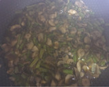 Foto del paso 2 de la receta: Revuelto cremoso de espárragos y champiñones al jerez
