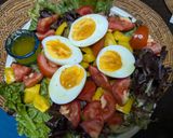 A picture of step 4 of Egg, Bell Pepper, and Tomato Vegetable Salad.