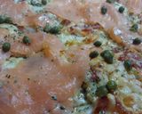 Foto del paso 6 de la receta: Pizza,bacon,ceba i salmon con Alcaparras