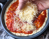 Foto del paso 2 de la receta: Pizza de chorizo, atún y morrones en horno grill para pizza Cecotec
