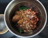 A picture of step 2 of Curry leaves chutney.
