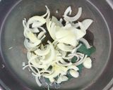 Foto del paso 8 de la receta Muslos de pollo con patatas en el pizzapan
