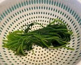 Hình bước làm 1 của món Trứng Cuộn Cải Bó Xôi