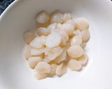 Hình bước làm 1 của món Sò điệp áp chảo sốt xí muội trái mơ