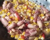 Foto langkah ke 3 dari resep Baby cumi tumis jagung.