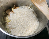 Foto del paso 4 de la receta: Risotto de setas shiitake con parmesano muy fácil