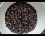 A picture of step 1 of Kavuni arisi coconut milk sweet.