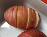 Foto del paso 1 de la receta: Patatas al estilo Hasselbak con salsa