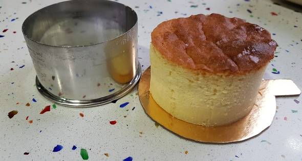 12 Cheesecake Japonés Con Piña, Mora, Dátiles Y Salsa De Caramelo!