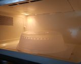 Foto del paso 4 de la receta: Salchichas de viena rellenas (al microondas)