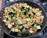 Une image de l'étape 14 de Panais et courgettes au poulet et bouillon de champignons.