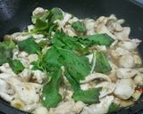รูปขั้นตอนการทำที่ 4 ของ กะเพราอกไก่ใส่เห็ด(สูตรลดความอ้วน)