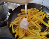 Foto del paso 4 de la receta: Fideos de calabacín amarillo con salsa cremosa y salteado de garbanzo🍝🧆🍜