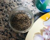 A picture of step 1 of Mutter Alo pulao.