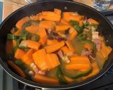 Une image de l'étape 13 de Carottes au lard, poivrons verts et raisins secs.