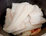 A picture of step 1 of Moqueca de peixe paulistana. (Sao Paulo Fish stew).