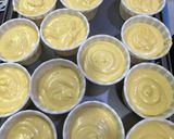 Gambar langkah 5 resipi Cupcake Oren Sunquick Santan Cream Cheese Frosting.