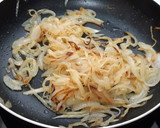 Foto del paso 2 de la receta: Revuelto de cebolla y huevas de pescado