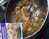 A picture of step 4 of Schezwan fried rice sizzler.