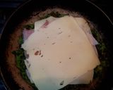 Foto del paso 5 de la receta: Tortilla de espinacas rellena de jamón y queso
