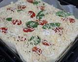 Foto del paso 4 de la receta: Focaccia con tomates cherry, queso de cabra y albahaca fresca