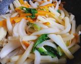 Hình bước làm 4 của món Nui xào bò và rau củ