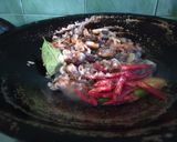 Foto langkah ke 3 dari resep Kerang Masak Asem-asem khas Semarang.