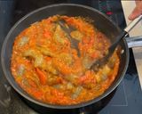 Foto del paso 5 de la receta: Pisto con langostinos, huevo y papas fritas