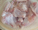 Foto del paso 3 de la receta: Muslitos de pollo en salsa