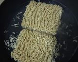 รูปขั้นตอนการทำที่ 4 ของ ผัดมาม่าใส่ไข่