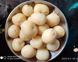 A picture of step 1 of Lasaniya Bateta nu saak.
