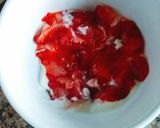 A picture of step 3 of Easy Victoria sponge yogurt.