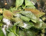 Gambar langkah 3 resipi Bendi Masak Asam Daun Selasih.
