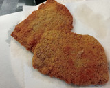 Foto del paso 1 de la receta: Milanesas con crema de pimientos