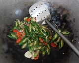 Foto langkah ke 2 dari resep Tumis Cumi Asin Cabe Ijo Pete.