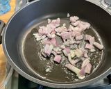 Une image de l'étape 7 de Nouilles aux crevettes et champignons au gingembre et curry.