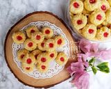 Foto langkah ke 8 dari resep Strawberry Thumbprint Cookies.