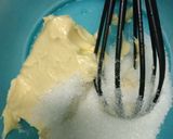 Gambar langkah 2 resipi Kek Butter Pelangi.