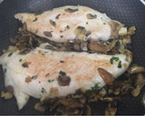 Foto del paso 2 de la receta: Solomillo de pavo con hongos y salsa de kefir, cilantro y lima