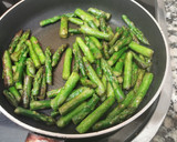Foto del paso 2 de la receta: Ous trencats amb carxofes, xampinyons i espàrrecs de marge