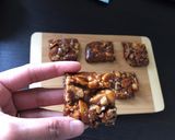 मिक्स ड्राई फ्रूट (बदाम,काजू,अक्रोड) बर्फी/चिक्की mix dryfruit chikki recipe in marathi) रेसिपी स्टेप 5 फोटो 