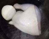 Hình bước làm 2 của món Gà Hầm Hạt Sen Táo Đỏ