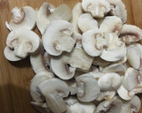 Foto del paso 4 de la receta: Cerdo horneado con champiñones