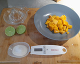 Foto del paso 1 de la receta: Rodaballo con aceite de perejil y cebollino con coolie de mango