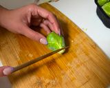 Foto del paso 2 de la receta: Salteado de repollito de Bruselas