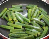 A picture of step 2 of Orissa Style Bhindi Masala.