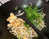 Foto langkah ke 3 dari resep Tumis mix tauge,kikil, tahu,kucai.