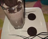A picture of step 2 of Oreo Milk shake.