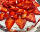 Foto del passaggio 5 della ricetta Torta crema bianca e fragole: facile e veloce